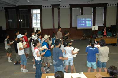 稲城市児童館でクイズに参加する子供たちの様子その1