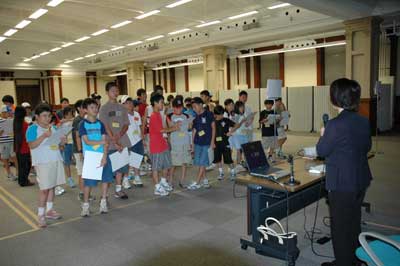 稲城市児童館でクイズに参加する子供たちの様子その2