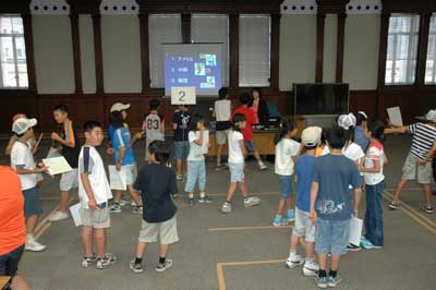 稲城市児童館でクイズに参加する子供たちの様子その4
