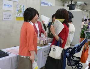 板橋区で行われた消費者展の委員会ブースでの様子 その2