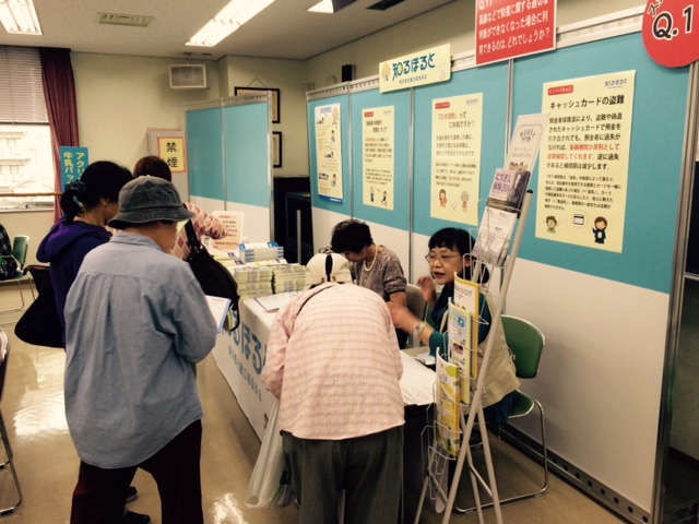 葛飾区消費生活展のブースに集まる人々